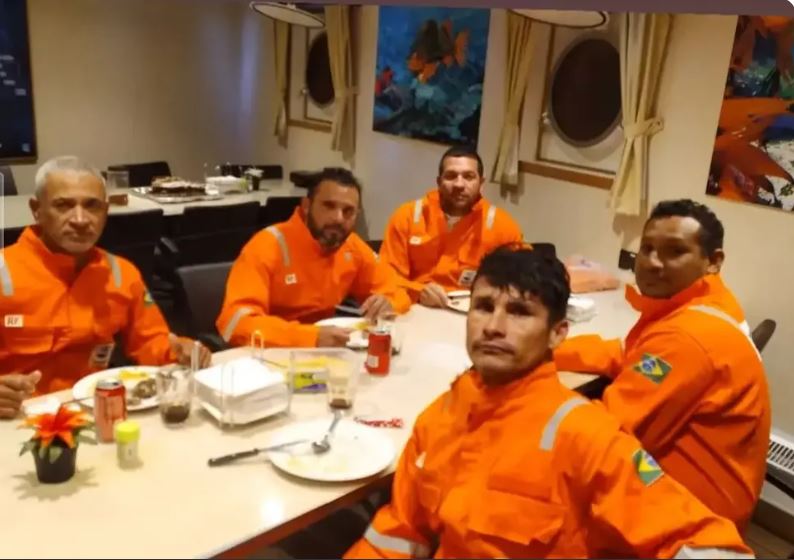 Cinco tripulantes de barco que naufragou durante passagem de ciclone são resgatados 