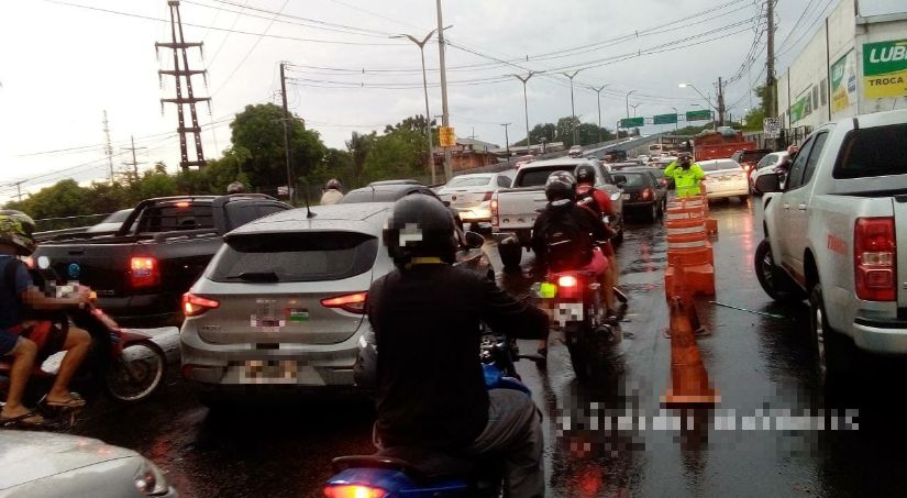 Após dias de sol escaldante, Manaus amanhece sob forte chuva e trânsito carregado