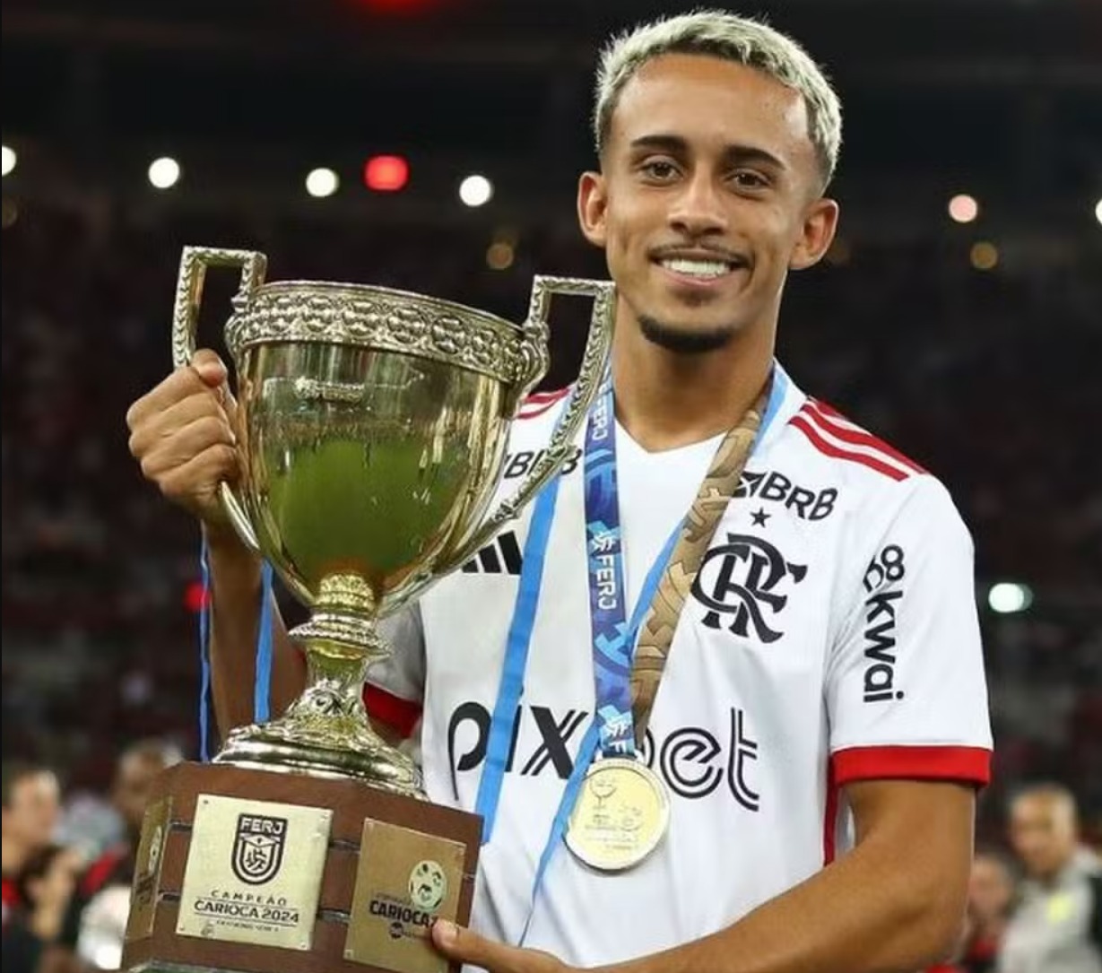 Após ter carro e medalha roubados, jogador do Flamengo diz que recuperou itens