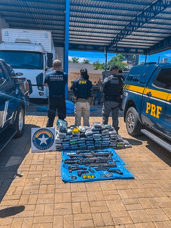 Fuzis, pistolas e mais de 150 Kg de droga são achados em caminhão na BR-319