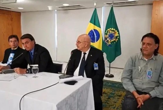 Vídeo mostra Bolsonaro sendo orientando pelo ‘gabinete paralelo’ da Saúde
