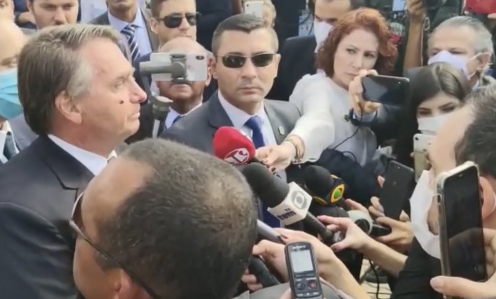 Carla Zambelli segura microfone da Jovem Pan em entrevista a Bolsonaro