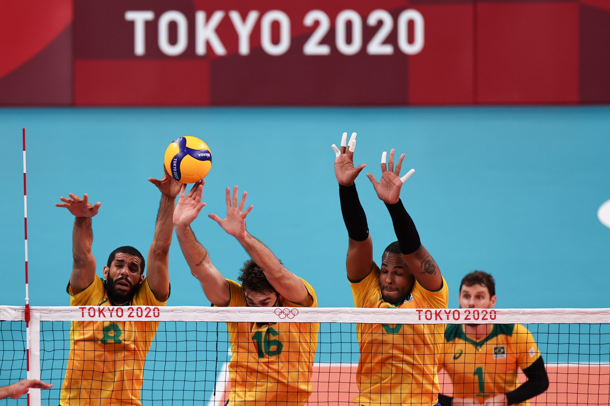 Brasil vence Japão por 3 a 0 e vai à semifinal no vôlei masculino
