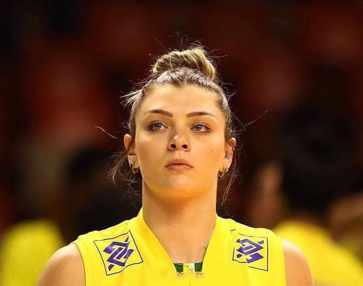 Rosamaria faz sucesso na internet e confunde fãs ao dar 'cortada' em jornalista: ‘ex-mozão me trocou'