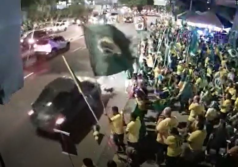 Vídeo: Motorista tenta atropelar bolsonaristas na frente do CMA em Manaus