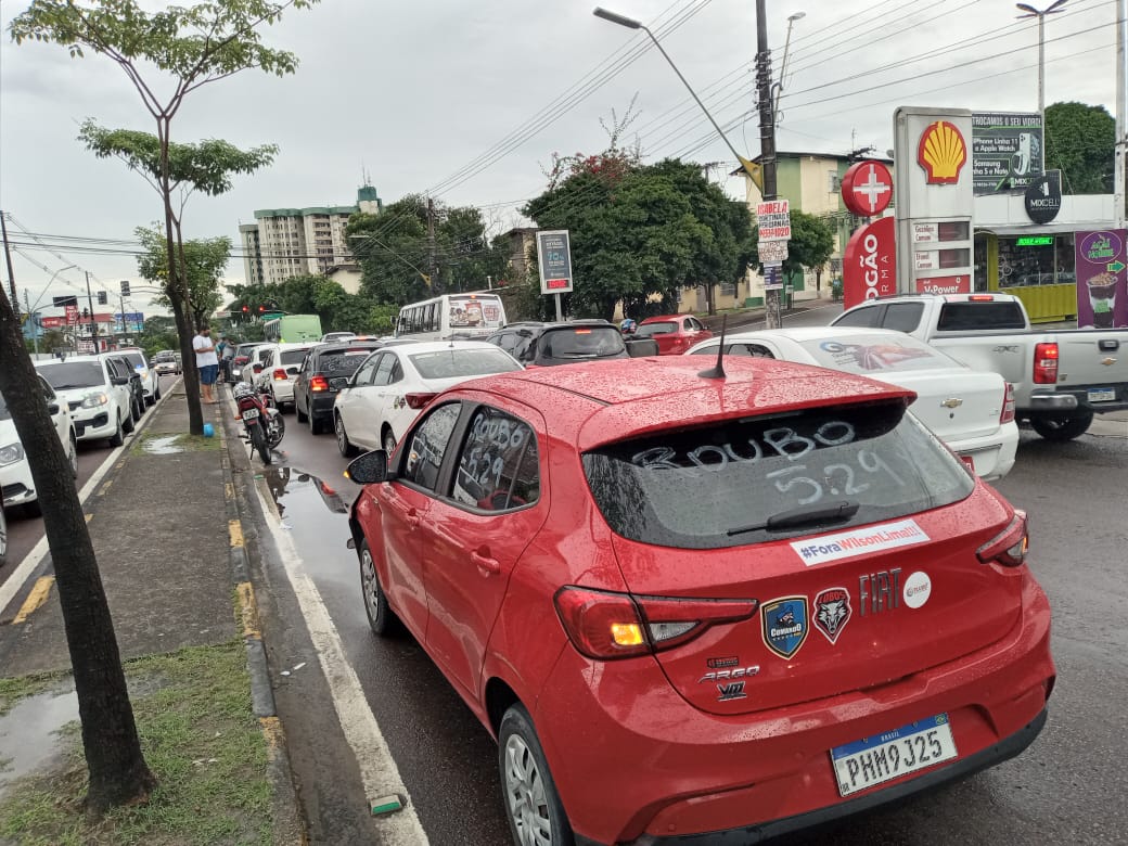Motoristas de aplicativo param Djalma Batista em protesto por combustíveis