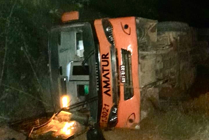 Ônibus tomba e passageiros ficam feridos em acidente na BR-319