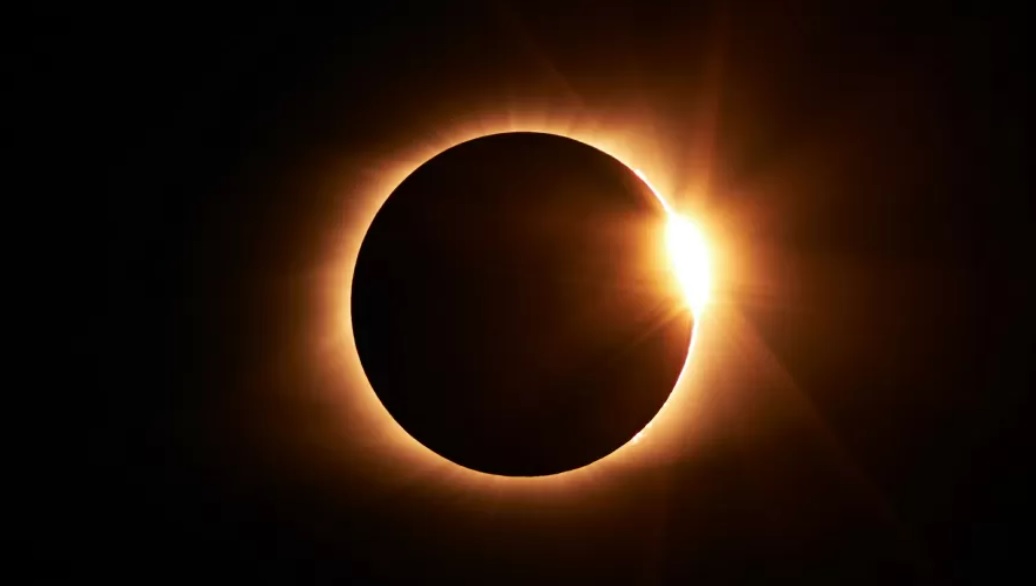 Pode ver eclipse com raio-x e óculos? Especialista explica o que não fazer