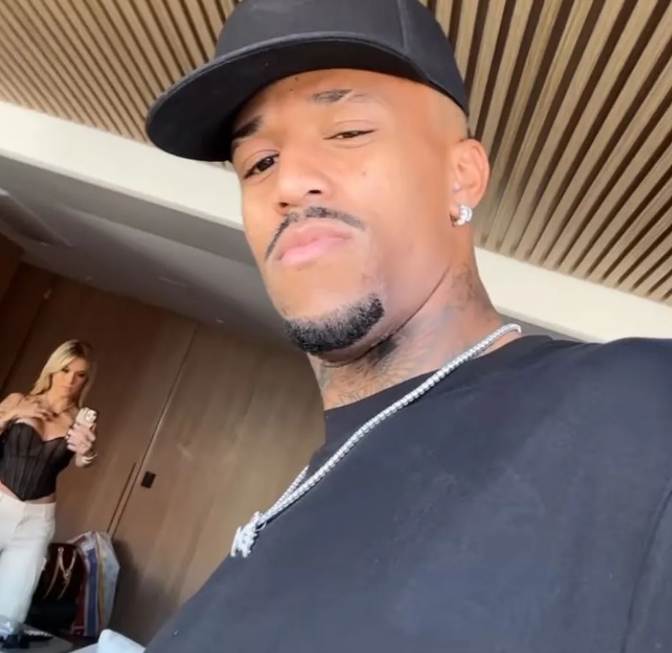 Éder Militão posta 1ª foto com namorada e posa em mêsversário da filha com Karoline Lima após polêmicas