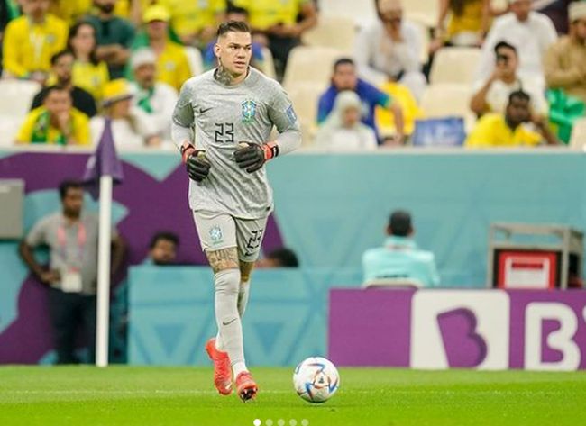Treino do Brasil tem desfalque de Ederson e teste sem centroavante