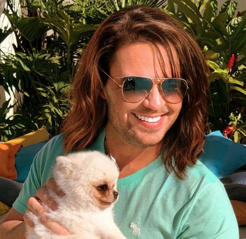 Eduardo Costa posta foto, vira piada e é comparado ao Chucky