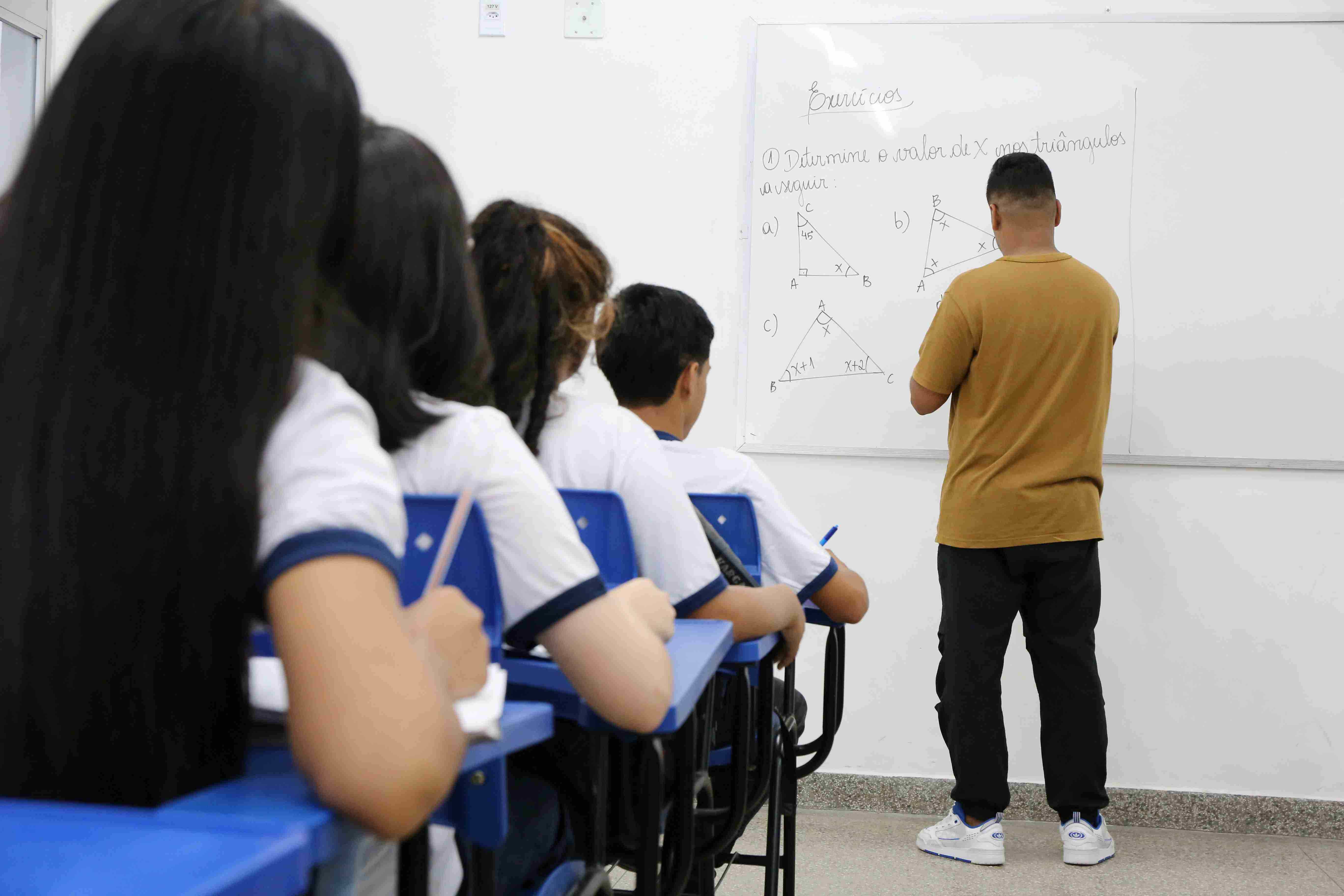Amazonas lança seleção para "Bolsa Mais Professores" com auxílio de R$ 2,1 mil