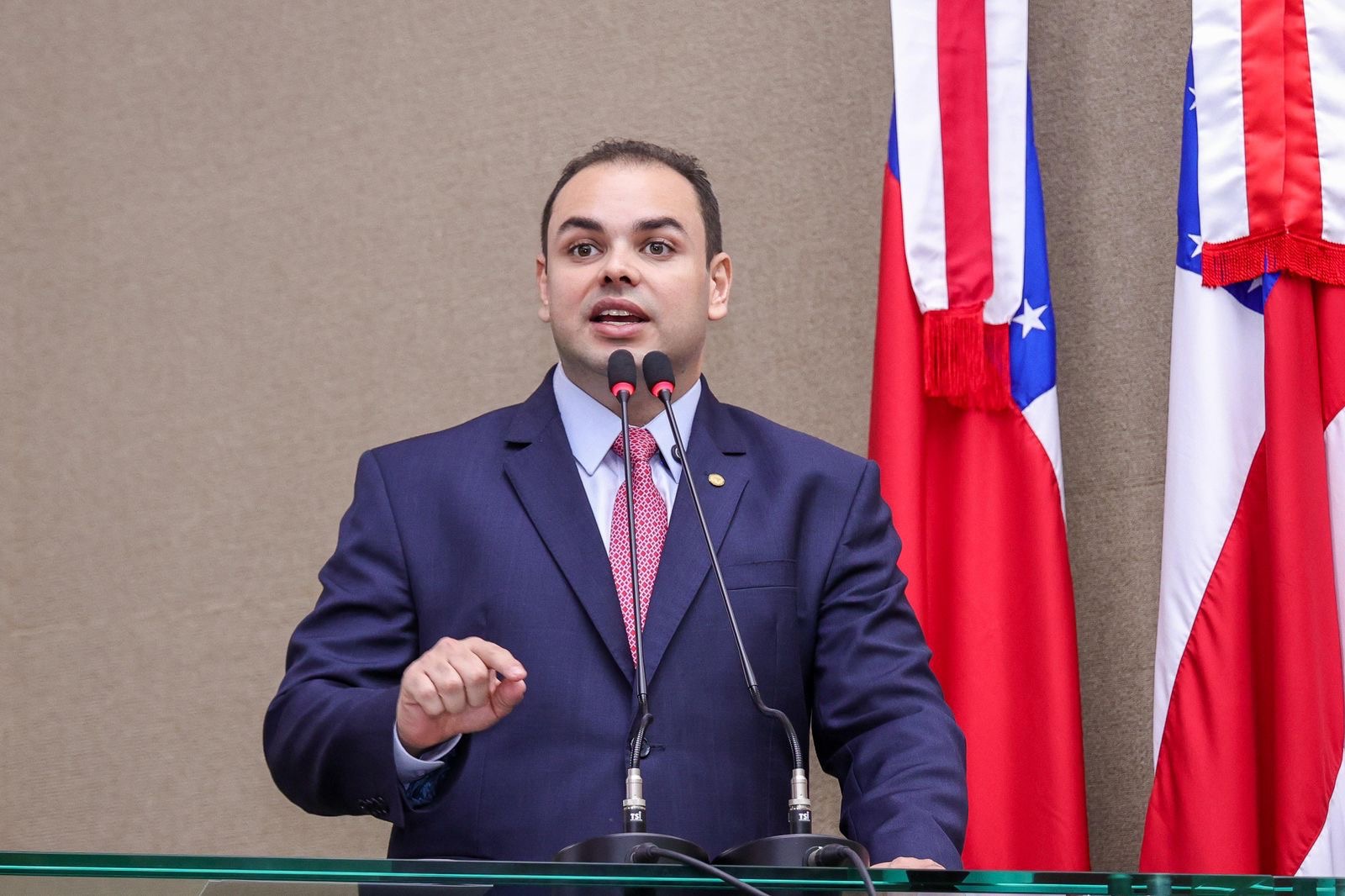 Presidente da Aleam dá posse a deputados jovens e destaca papel da juventude na política