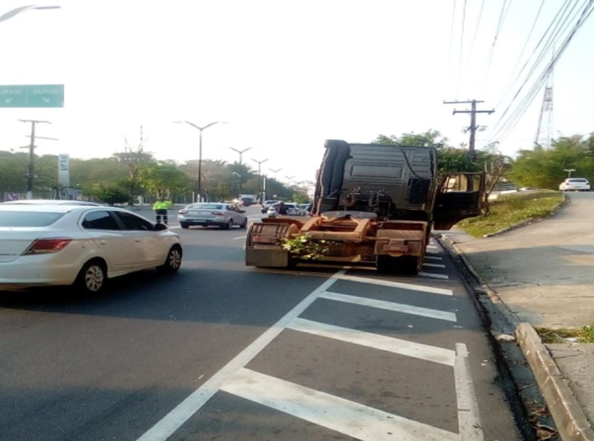 Caminhão em pane trava av. Rodrigo Otávio e deixa trânsito caótico em Manaus