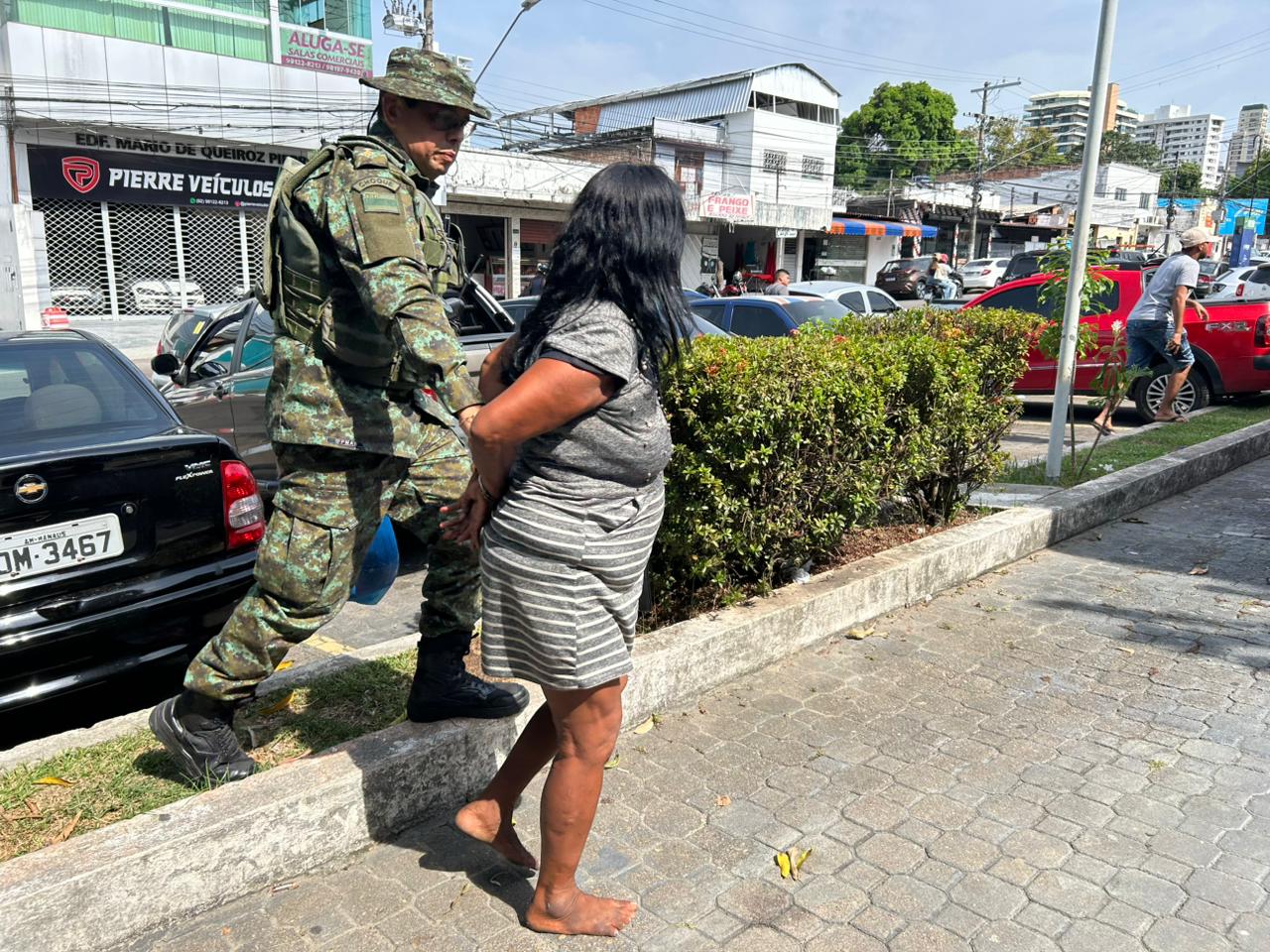 Mulher é presa por ameaçar passageiros de ônibus com faca em Manaus