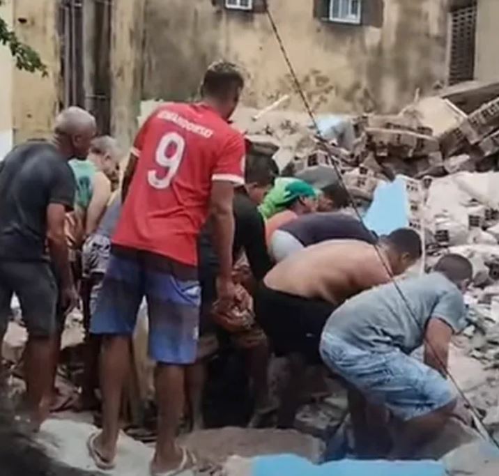 Prédio desaba e famílias são soterradas na Grande Recife