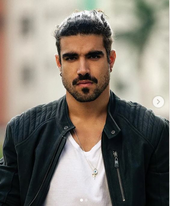 Após polêmica, Caio Castro reforça seu posicionamento sobre pagar conta e rebate comentários