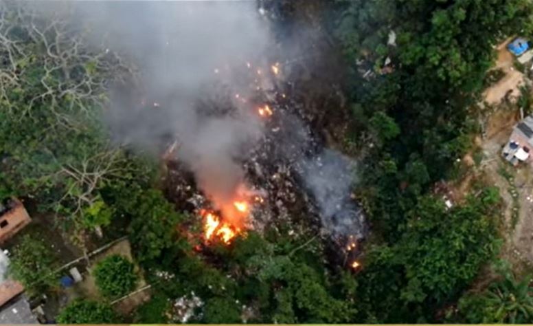 Incêndio volta a se espalhar em vegetação e ameaça atingir casas em Manaus