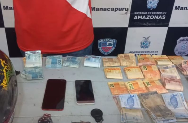 Foragido e comparsa são presos ao tentarem subornar PMs com R$ 5 mil no Amazonas