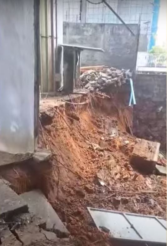 Muro de condomínio desaba durante chuva forte em Manaus