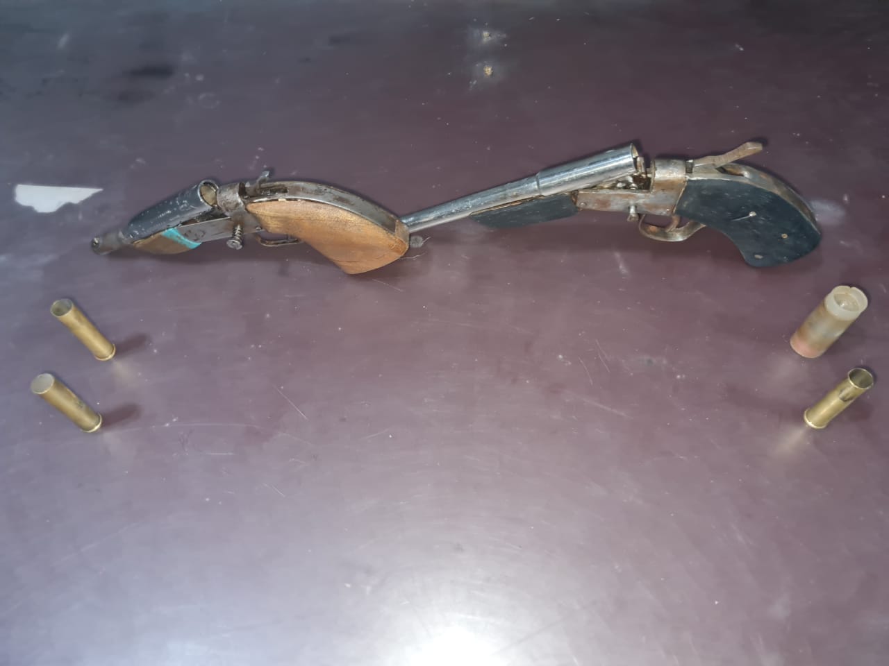 Homem é preso e adolescente apreendido por testarem mira de arma em rua do Amazonas