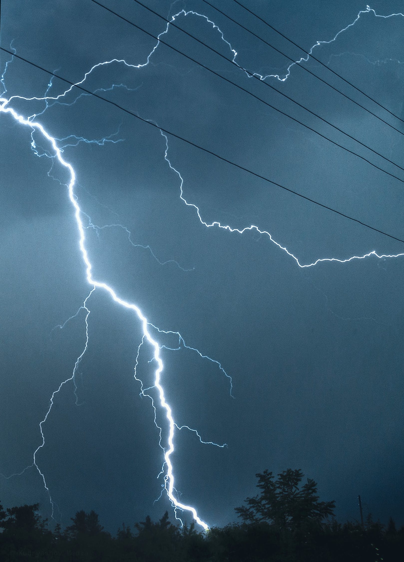 Caseiros são atingidos por descarga elétrica enquanto trabalhavam em Manaus