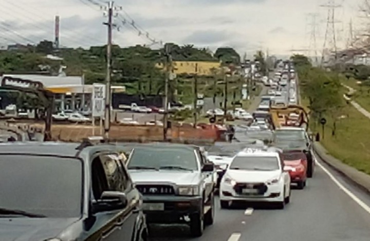 Caminhão em pane causa congestionamento quilométrico na Avenida das Torres