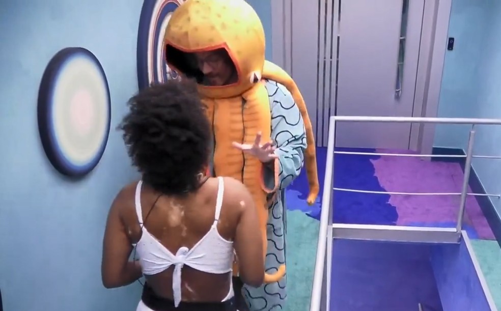 Irritado, Eliezer bate porta na cara de Natália para evitar DR