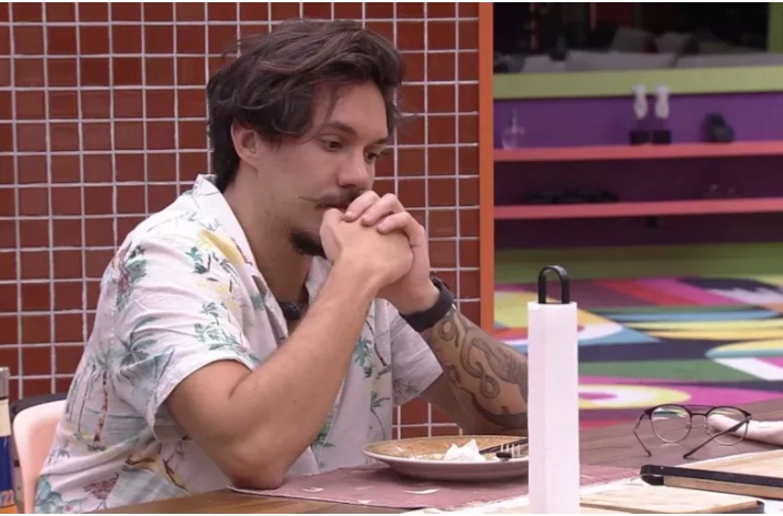 Eliezer alfineta Gustavo após escapar do paredão: 'a caça pegando o caçador'