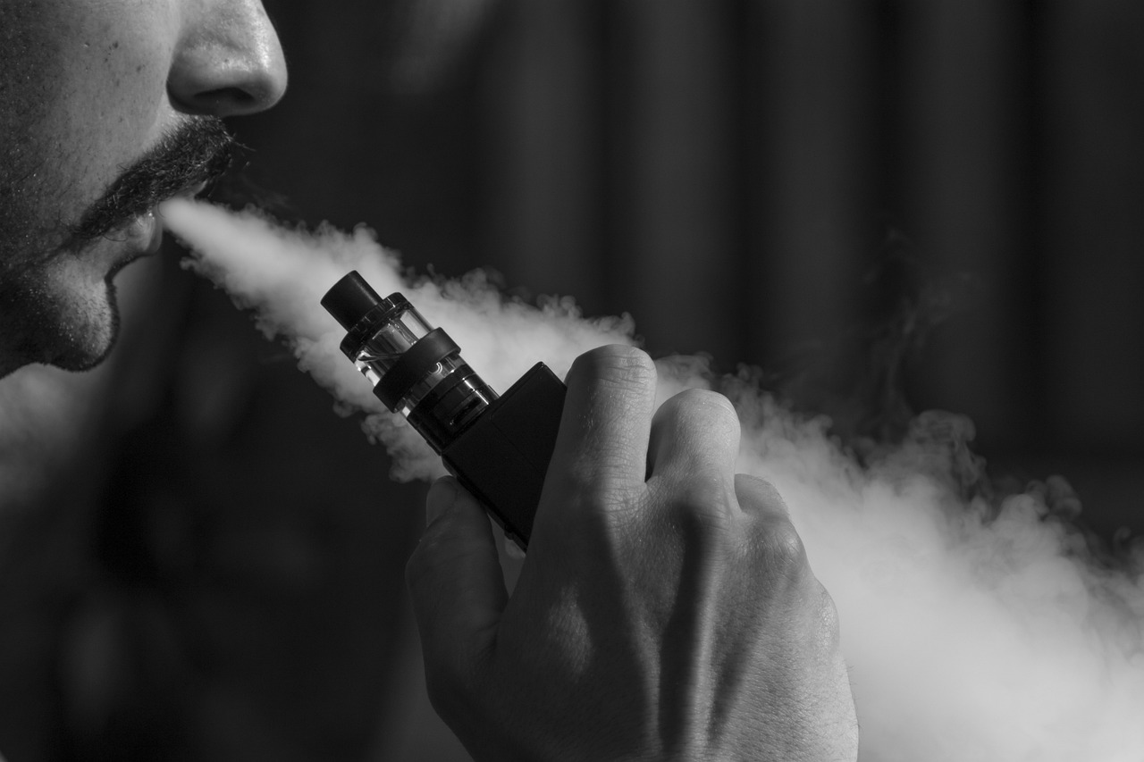 Jovem tem buraco no pulmão após uso diário de vape 
