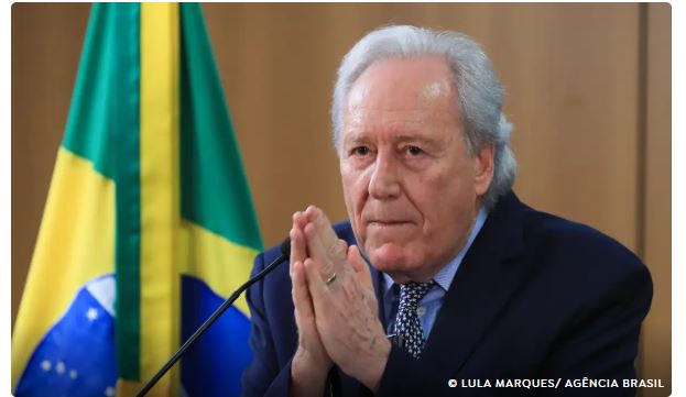 Lewandowski nega provocação e cobra tratamento digno a deportados