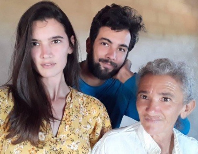 Um ano após ser achada em favela, modelo passa necessidade e dá entrevista pela 1ª vez