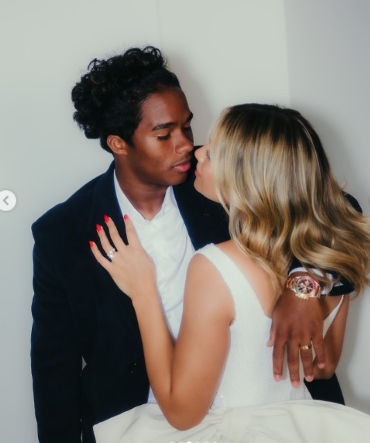 Aos 18, jogador Endrick anuncia casamento com Gabriely Miranda: "Enfim, casados"