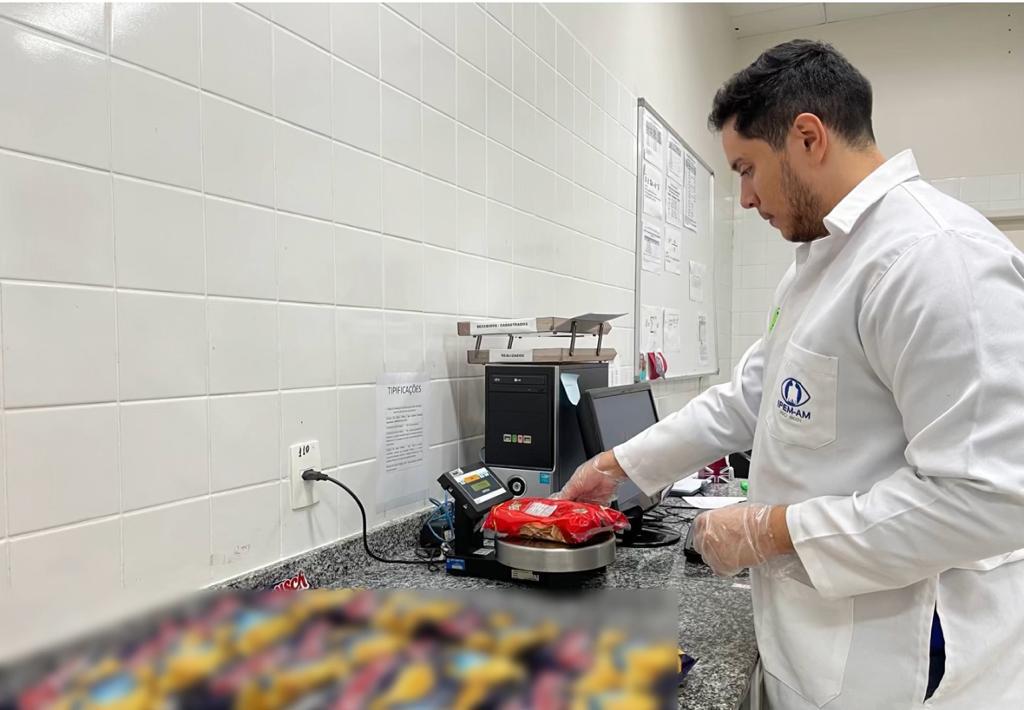 Ipem encontra irregularidades nas embalagens de produtos da cesta básica no Amazonas 