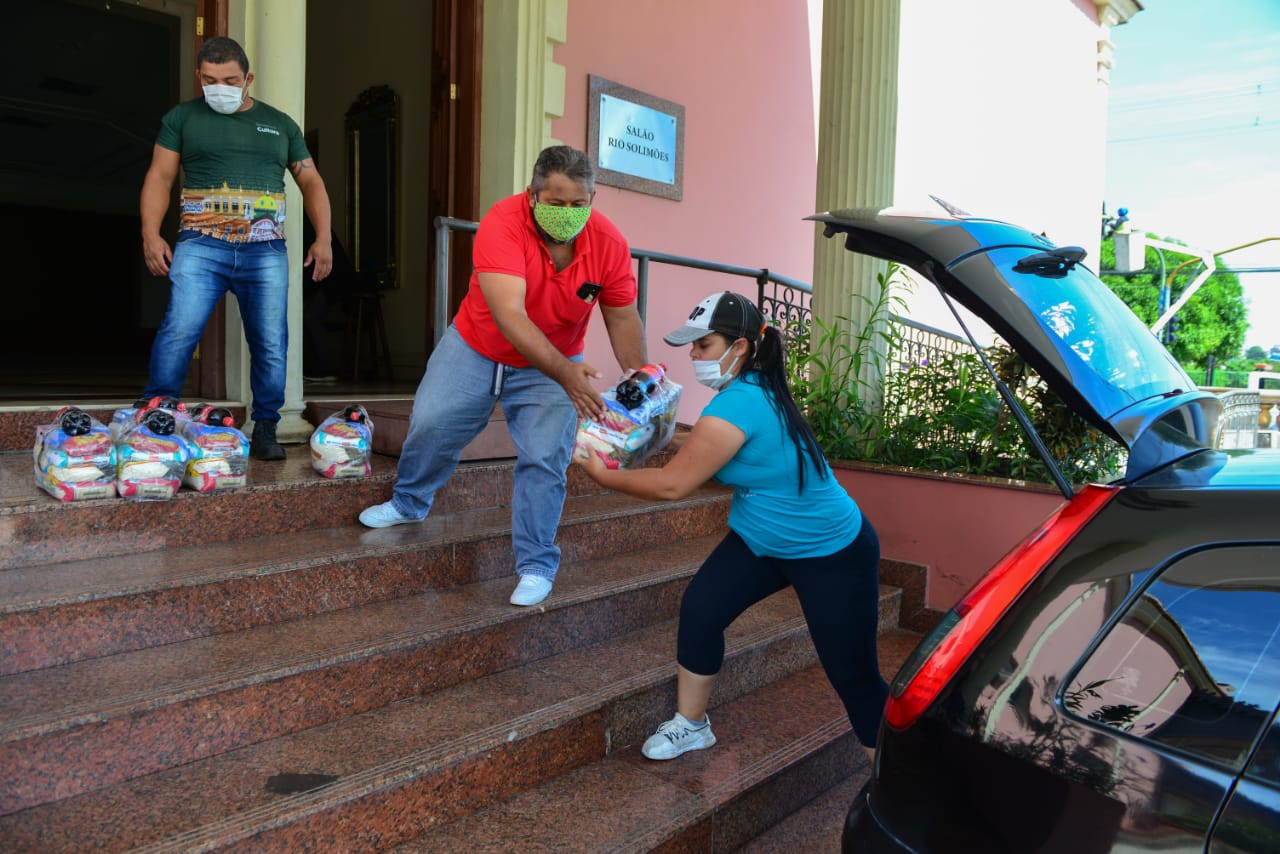 Classe artística do Amazonas recebe mais de 160 cestas básicas