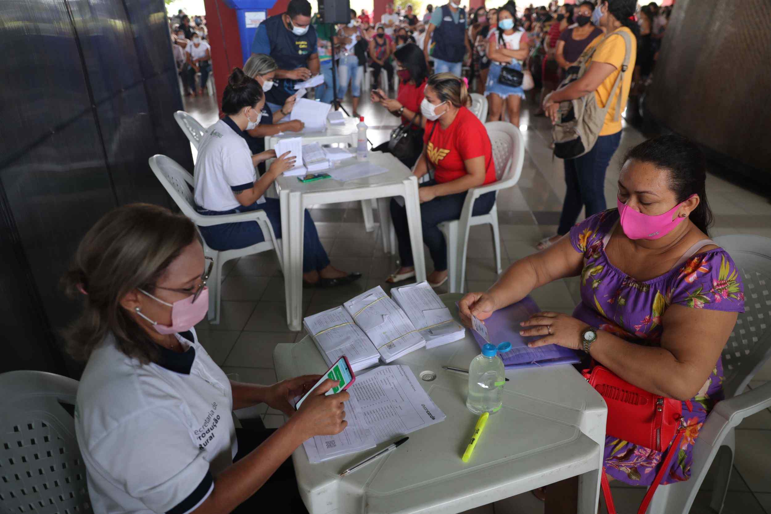 Beneficiários do Auxílio Estadual começam a receber cartão permanente em Manaus