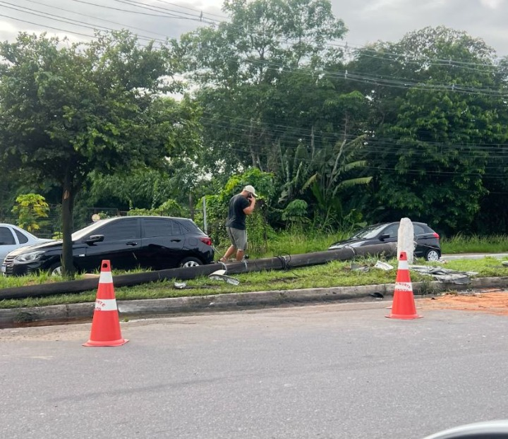 Carro derruba poste e causa caos no trânsito na av. Torquato Tapajós 