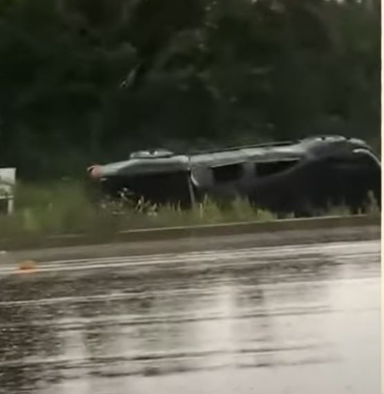 Acidente: Carro capota  e deixa feridos na AM-070