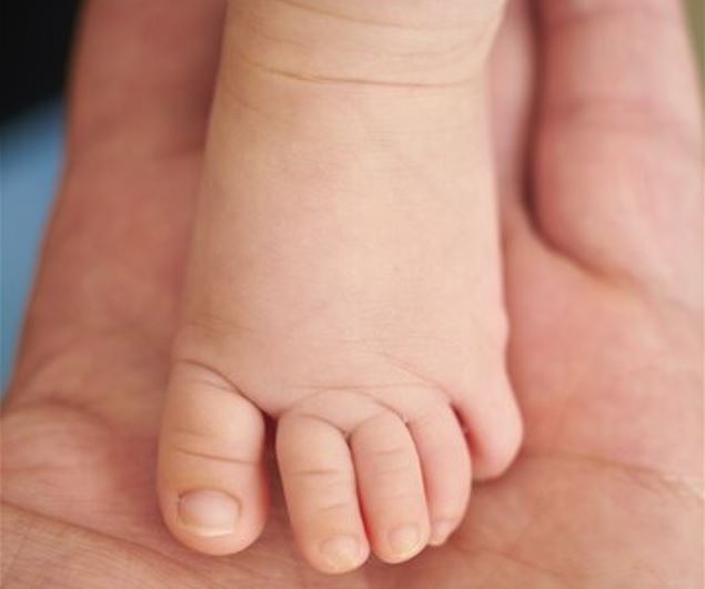 Mãe deixa bebê de 3 meses e outros dois filhos sozinhos em casa para ir à festa em Manaus