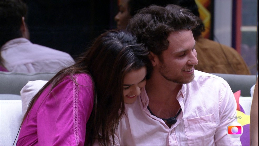 Eslovênia, de rosa e ao lado de Lucas, bomba na web: 'não tem mutirão que salve'