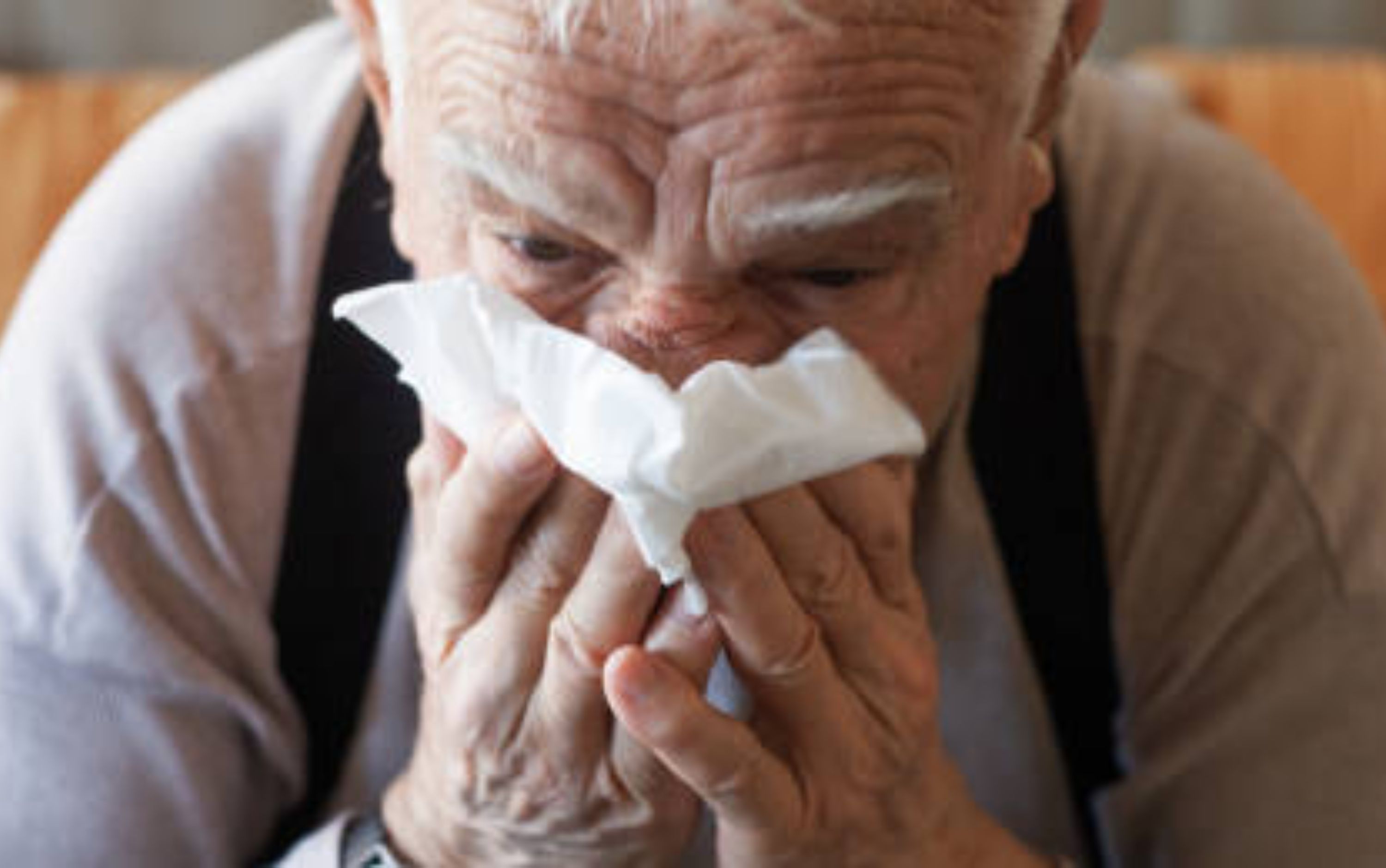 Homem espirra e vísceras saem por cicatriz na barriga