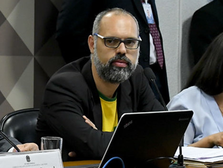 Ex-estagiária de Lewandowski é alvo da PF; Ela seria informante de blogueiro bolsonarista 