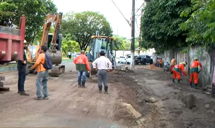 Obra emergencial bloqueia avenida e causa transtornos no trânsito em Manaus