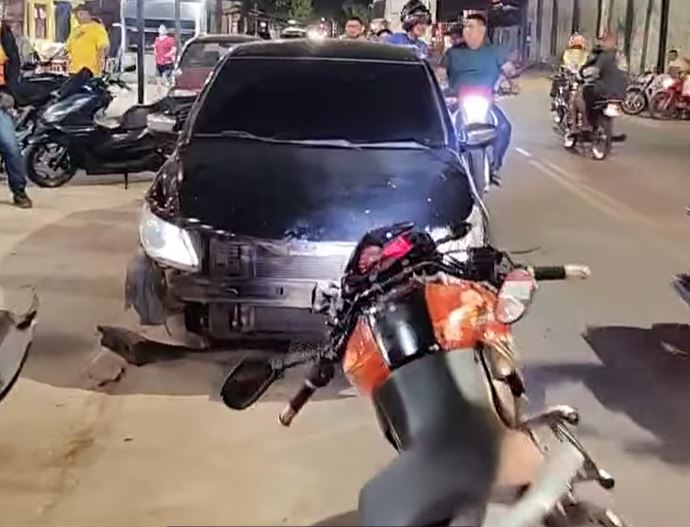 Adolescentes são arremessados de moto durante colisão frontal com carro no Amazonas