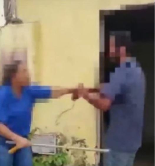 Vídeo: Mãe espanca homem com barra de metal por perseguir e assediar filha 