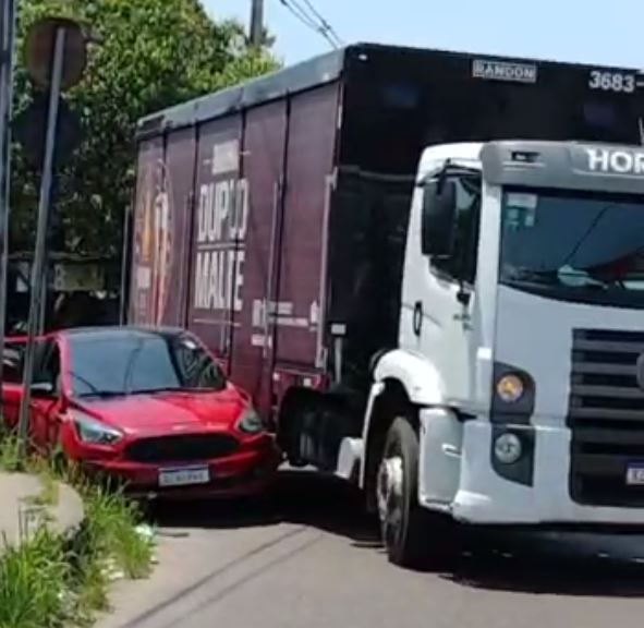 Carro é imprensado por caminhão durante acidente em avenida de Manaus