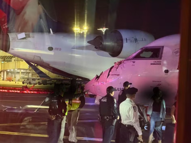 Aviões colidem em aeroporto de Nova York e comissária fica ferida