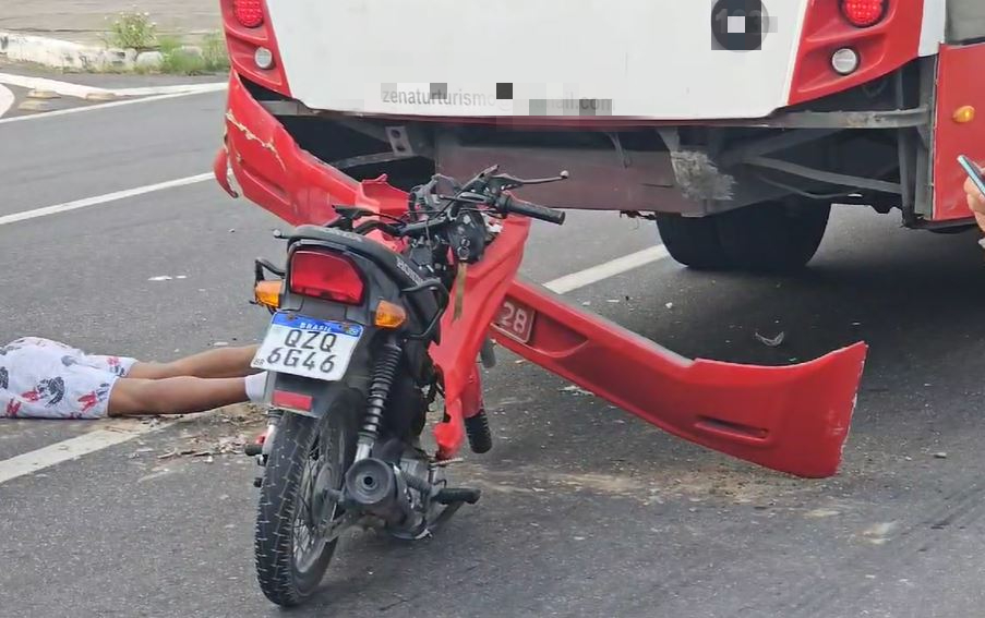 Acidente na Avenida das Torres deixa dois adolescentes venezuelanos feridos
