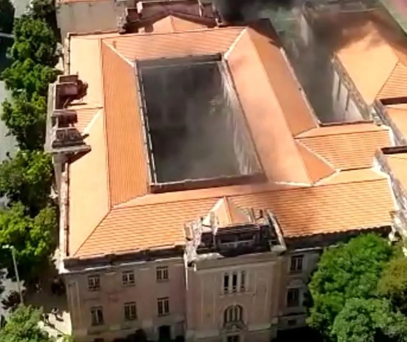 Escola pega fogo e 14 pessoas são levadas às pressas para hospital 