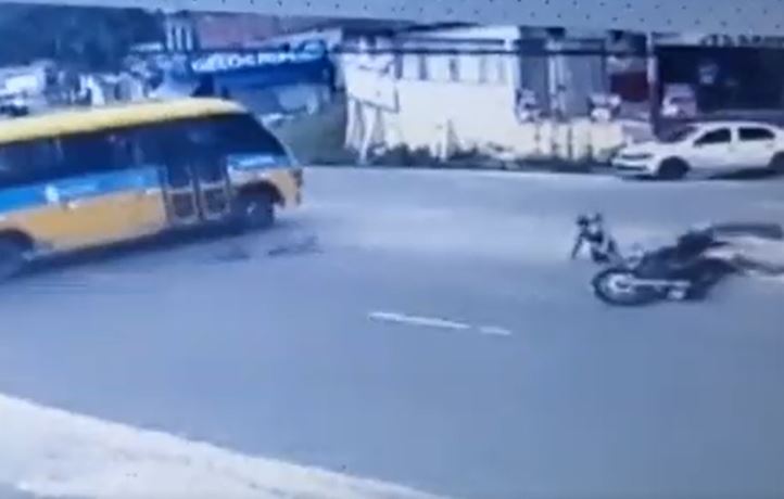 Vídeo: Micro-ônibus avança cruzamento e atropela casal de motociclista em Manaus